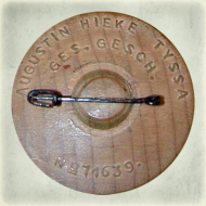 Augustin Hieke - rubová strana dřevěného odznaku (1938)