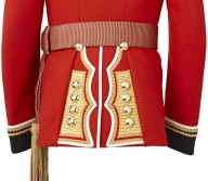 Uniforma irské gardy určena pro královskou svatbu