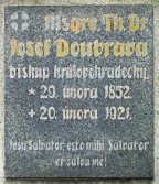 Deska na hrobě ThDr. Josefa Doubravy na hřbitově v místní části Pouchov